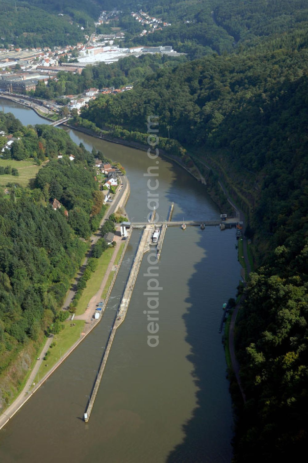 Mettlach-Keuchingen from above - Blick von Westen auf die Schleuse Mettlach, Oktavienstr. 999, 66693 Mettlach, an der Saar und mit Drahtnetzen gesicherte Felshänge.