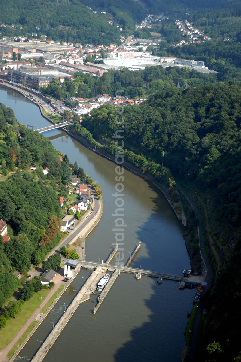 Mettlach-Keuchingen from the bird's eye view: Blick von Westen auf die Schleuse Mettlach, Oktavienstr. 999, 66693 Mettlach, an der Saar.