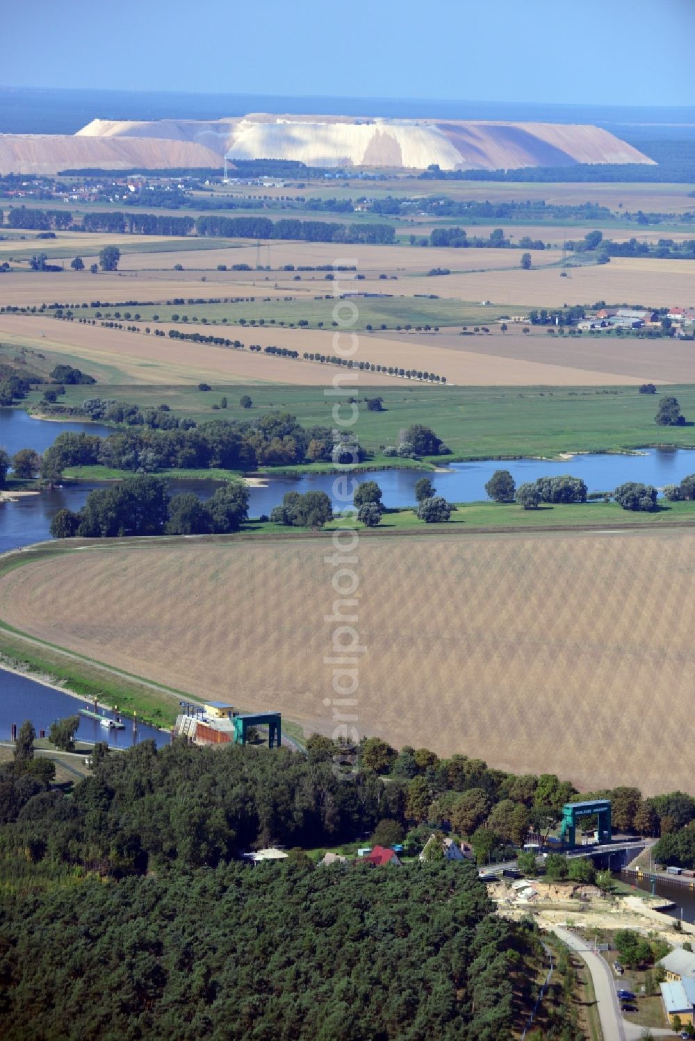 Aerial photograph Niegripp - Niegripp lock in the connection canel between the river Elbe and the Elbe-Havel-Canel in the state Saxony-Anhalt