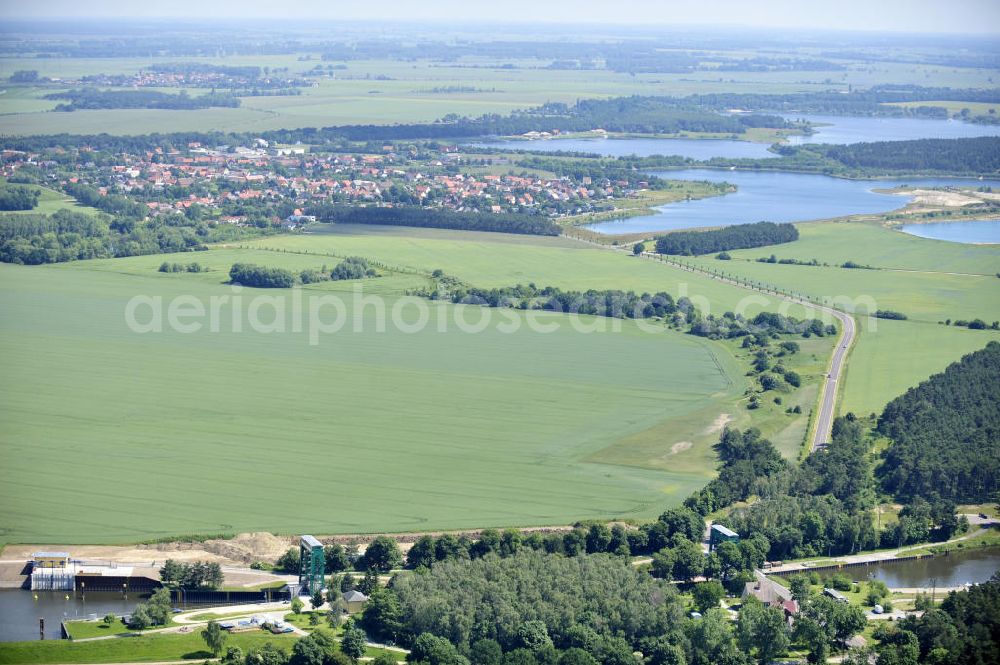 Niegripp from the bird's eye view: Blick die Schleuse bei Niegripp am Elbe-Havel-Kanal. View of the lock Niegripp on the Elbe-Havel canal.