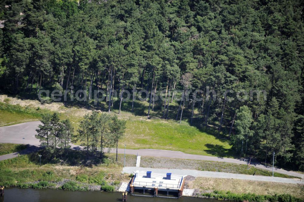 Aerial photograph Niegripp - Blick die Schleuse bei Niegripp am Elbe-Havel-Kanal. View of the lock Niegripp on the Elbe-Havel canal.