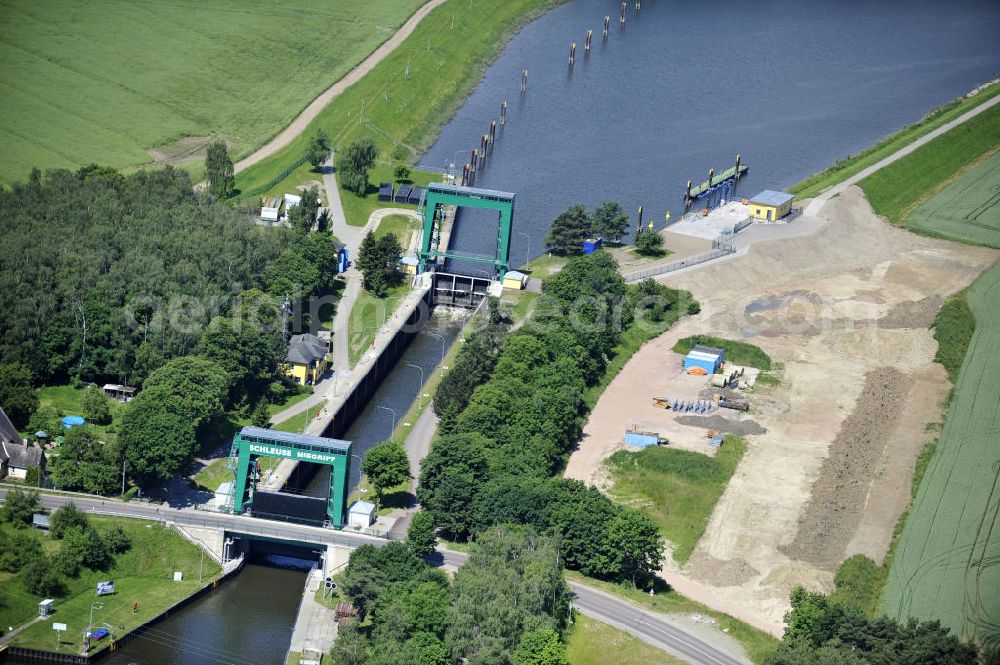 Aerial image Niegripp - Blick die Schleuse bei Niegripp am Elbe-Havel-Kanal. View of the lock Niegripp on the Elbe-Havel canal.