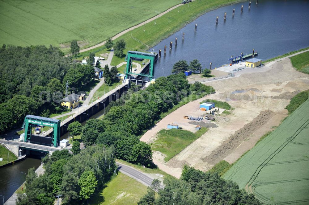 Aerial photograph Niegripp - Blick die Schleuse bei Niegripp am Elbe-Havel-Kanal. View of the lock Niegripp on the Elbe-Havel canal.