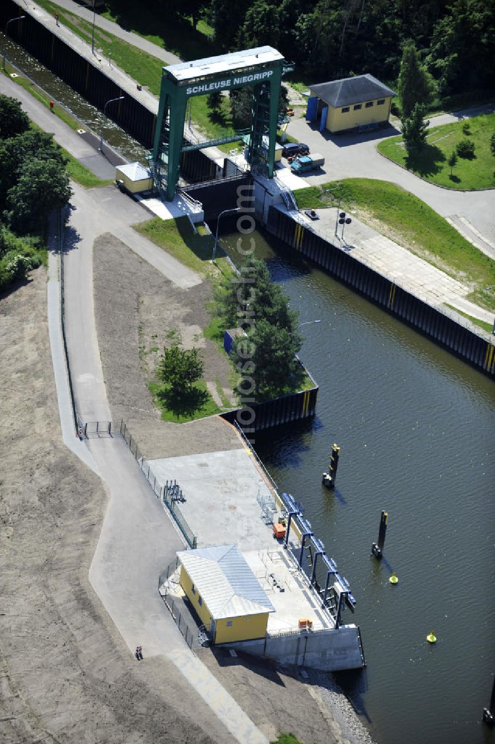 Niegripp from the bird's eye view: Blick die Schleuse bei Niegripp am Elbe-Havel-Kanal. View of the lock Niegripp on the Elbe-Havel canal.