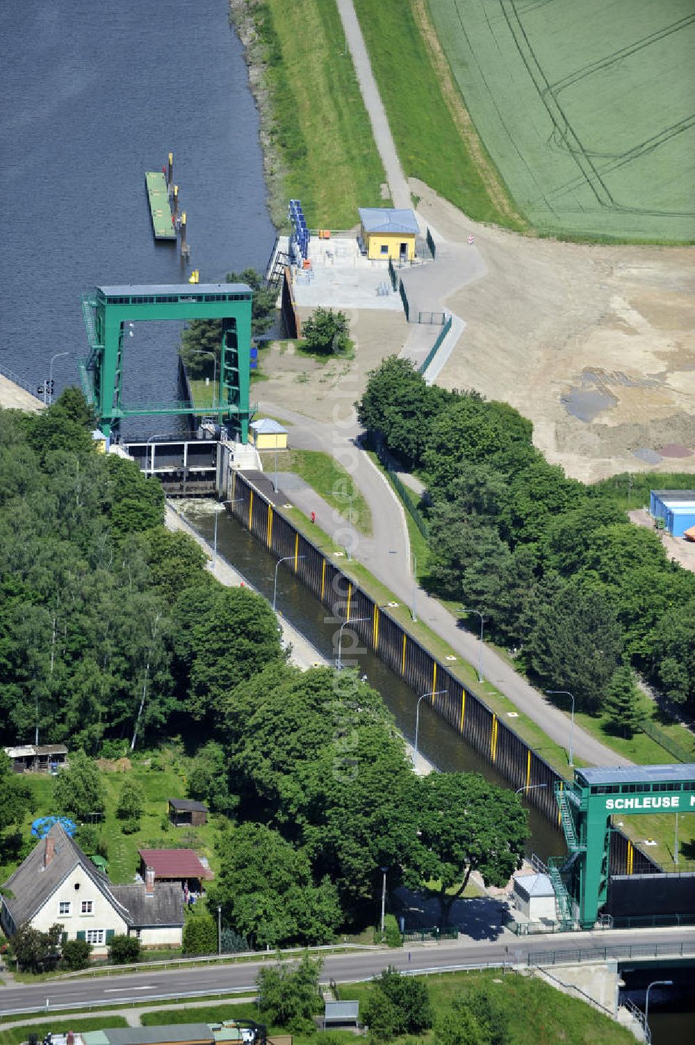 Aerial image Niegripp - Blick die Schleuse bei Niegripp am Elbe-Havel-Kanal. View of the lock Niegripp on the Elbe-Havel canal.