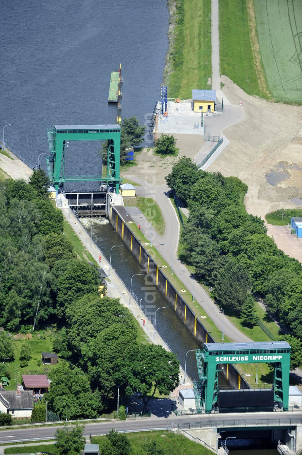 Aerial photograph Niegripp - Blick die Schleuse bei Niegripp am Elbe-Havel-Kanal. View of the lock Niegripp on the Elbe-Havel canal.