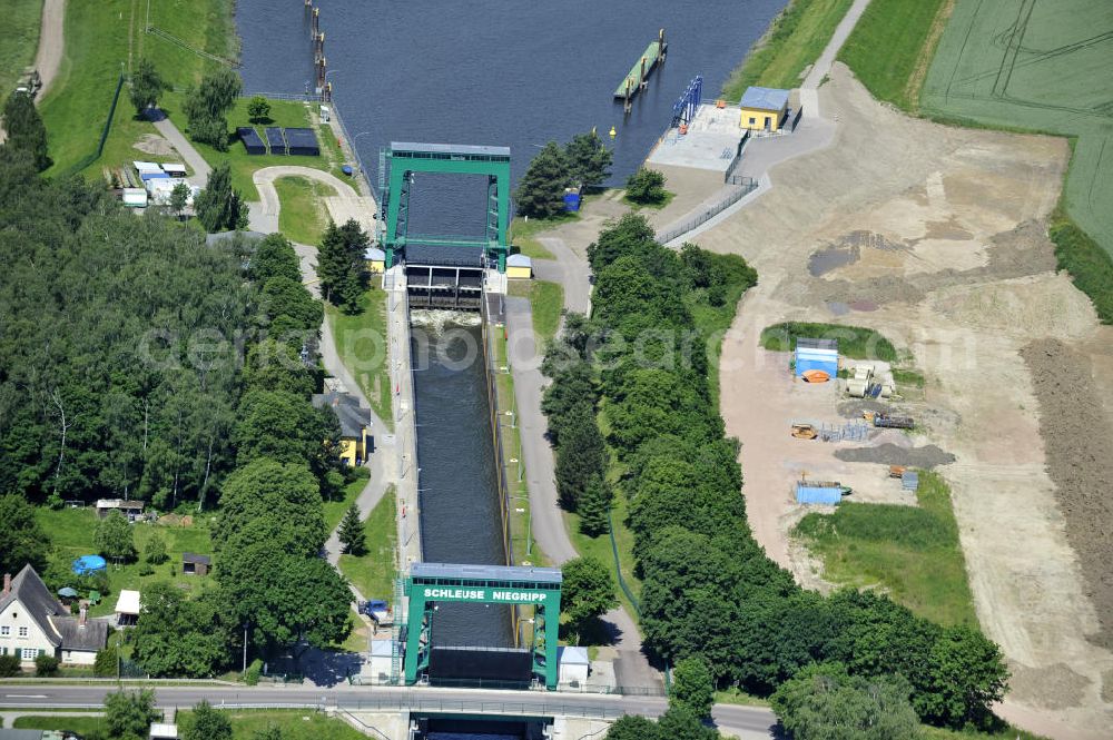 Niegripp from the bird's eye view: Blick die Schleuse bei Niegripp am Elbe-Havel-Kanal. View of the lock Niegripp on the Elbe-Havel canal.