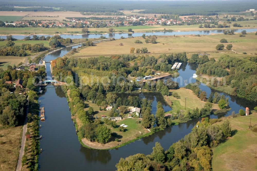 Aerial image Parey - Blick auf die Schleuse Parey im Pareyer Verbindungskanal PVK zwischen der Elbe und dem Elbe-Havel-Kanal. Sie überführt den PVKl bei km 0,850. Ein Projekt des WSV: Wasserstraßen-Neubauamt Magdeburg, 39106 Magdeburg, Tel. +49(0)391 535-0, email: wna-magdeburg@wsv.bund.de