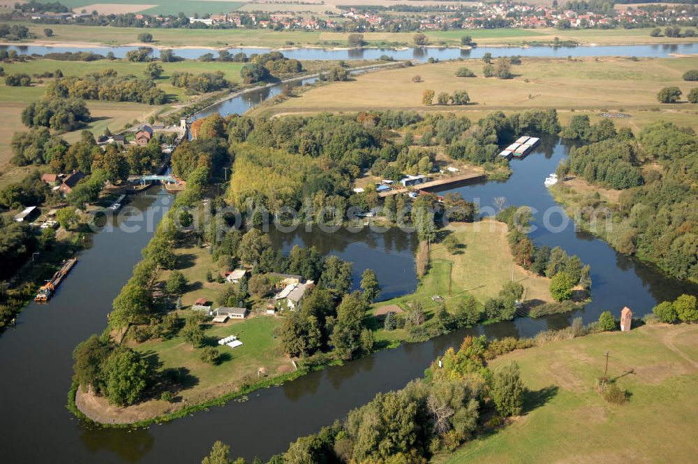 Aerial photograph Parey - Blick auf die Schleuse Parey im Pareyer Verbindungskanal PVK zwischen der Elbe und dem Elbe-Havel-Kanal. Sie überführt den PVKl bei km 0,850. Ein Projekt des WSV: Wasserstraßen-Neubauamt Magdeburg, 39106 Magdeburg, Tel. +49(0)391 535-0, email: wna-magdeburg@wsv.bund.de