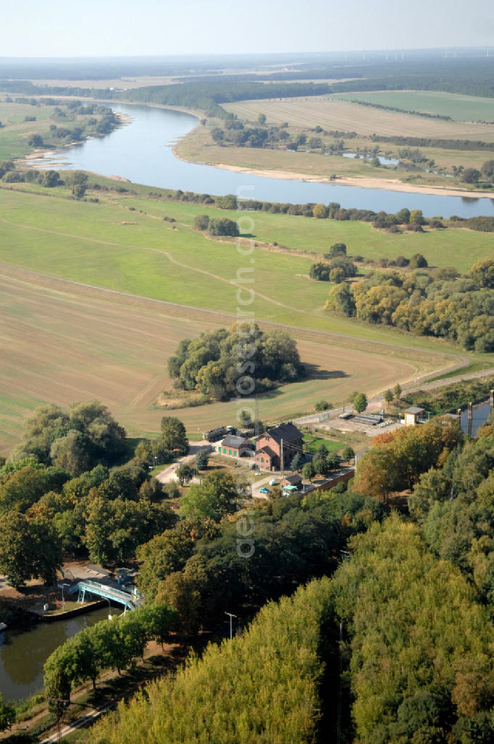 Parey from above - Blick auf die Schleuse Parey im Pareyer Verbindungskanal PVK zwischen der Elbe und dem Elbe-Havel-Kanal. Sie überführt den PVKl bei km 0,850. Ein Projekt des WSV: Wasserstraßen-Neubauamt Magdeburg, 39106 Magdeburg, Tel. +49(0)391 535-0, email: wna-magdeburg@wsv.bund.de