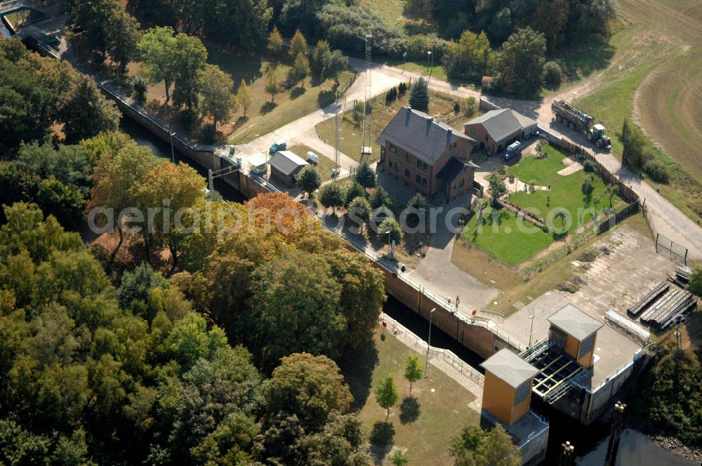 Parey from the bird's eye view: Blick auf die Schleuse Parey im Pareyer Verbindungskanal PVK zwischen der Elbe und dem Elbe-Havel-Kanal. Sie überführt den PVKl bei km 0,850. Ein Projekt des WSV: Wasserstraßen-Neubauamt Magdeburg, 39106 Magdeburg, Tel. +49(0)391 535-0, email: wna-magdeburg@wsv.bund.de