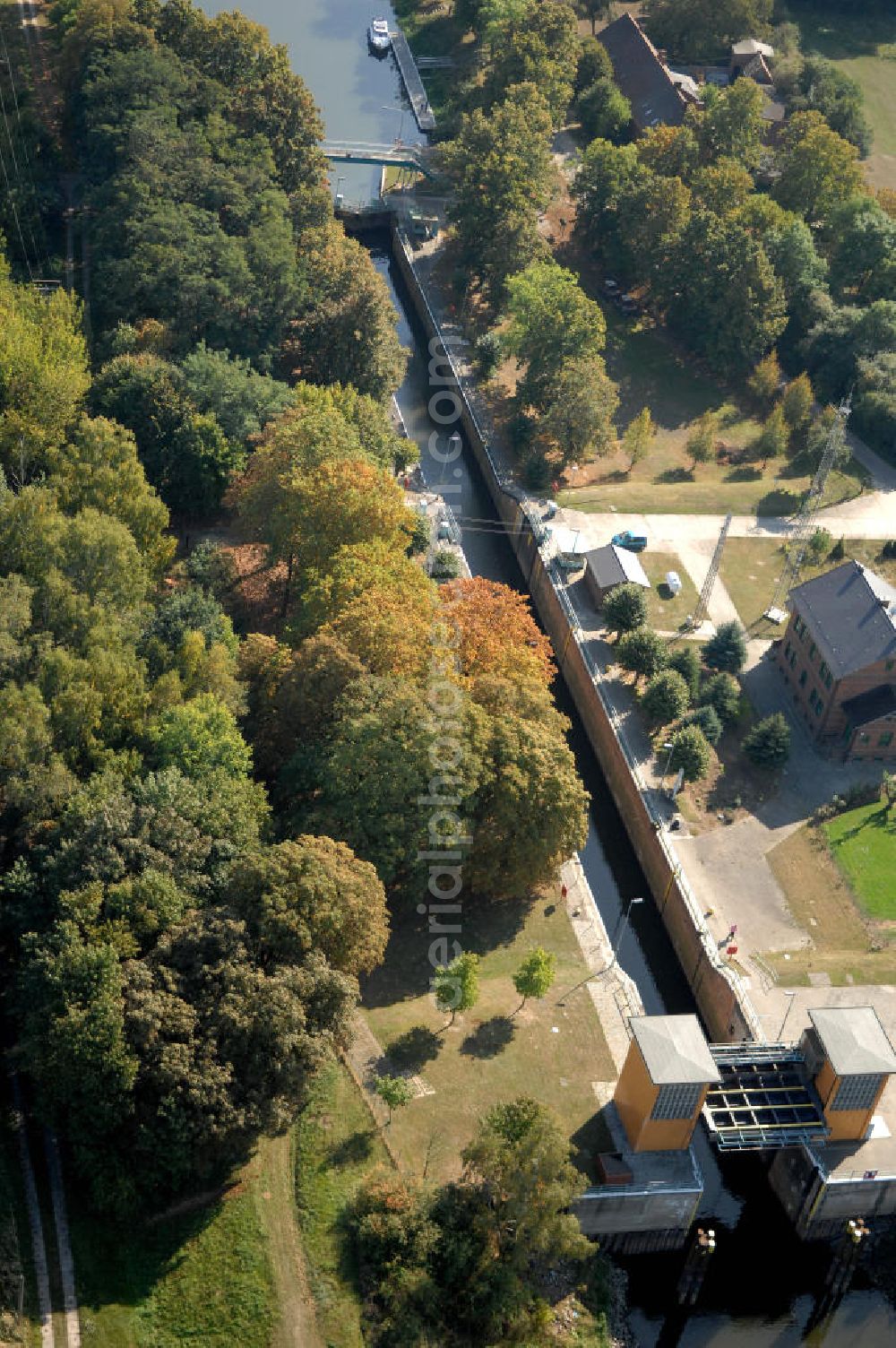 Aerial image Parey - Blick auf die Schleuse Parey im Pareyer Verbindungskanal PVK zwischen der Elbe und dem Elbe-Havel-Kanal. Sie überführt den PVKl bei km 0,850. Ein Projekt des WSV: Wasserstraßen-Neubauamt Magdeburg, 39106 Magdeburg, Tel. +49(0)391 535-0, email: wna-magdeburg@wsv.bund.de