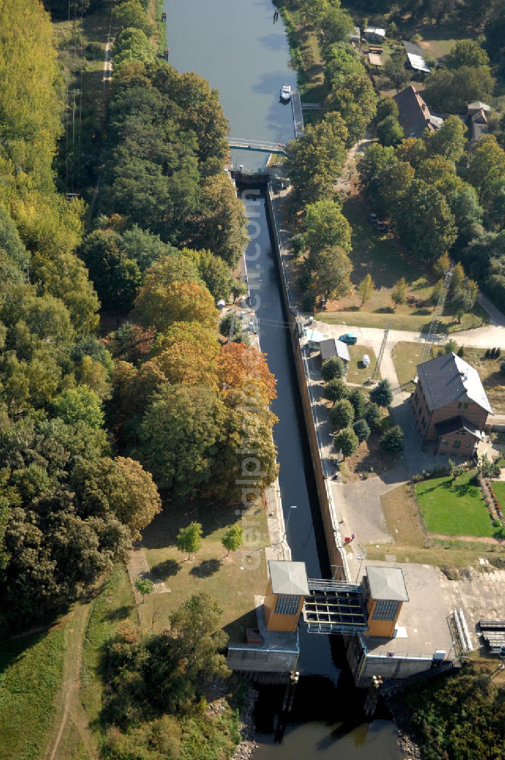 Aerial photograph Parey - Blick auf die Schleuse Parey im Pareyer Verbindungskanal PVK zwischen der Elbe und dem Elbe-Havel-Kanal. Sie überführt den PVKl bei km 0,850. Ein Projekt des WSV: Wasserstraßen-Neubauamt Magdeburg, 39106 Magdeburg, Tel. +49(0)391 535-0, email: wna-magdeburg@wsv.bund.de