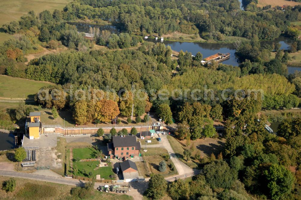 Parey from above - Blick auf die Schleuse Parey im Pareyer Verbindungskanal PVK zwischen der Elbe und dem Elbe-Havel-Kanal. Sie überführt den PVKl bei km 0,850. Ein Projekt des WSV: Wasserstraßen-Neubauamt Magdeburg, 39106 Magdeburg, Tel. +49(0)391 535-0, email: wna-magdeburg@wsv.bund.de