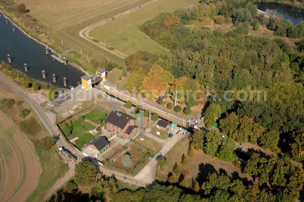 Parey from the bird's eye view: Blick auf die Schleuse Parey im Pareyer Verbindungskanal PVK zwischen der Elbe und dem Elbe-Havel-Kanal. Sie überführt den PVKl bei km 0,850. Ein Projekt des WSV: Wasserstraßen-Neubauamt Magdeburg, 39106 Magdeburg, Tel. +49(0)391 535-0, email: wna-magdeburg@wsv.bund.de