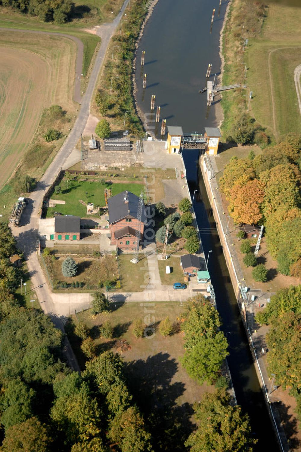 Aerial image Parey - Blick auf die Schleuse Parey im Pareyer Verbindungskanal PVK zwischen der Elbe und dem Elbe-Havel-Kanal. Sie überführt den PVKl bei km 0,850. Ein Projekt des WSV: Wasserstraßen-Neubauamt Magdeburg, 39106 Magdeburg, Tel. +49(0)391 535-0, email: wna-magdeburg@wsv.bund.de