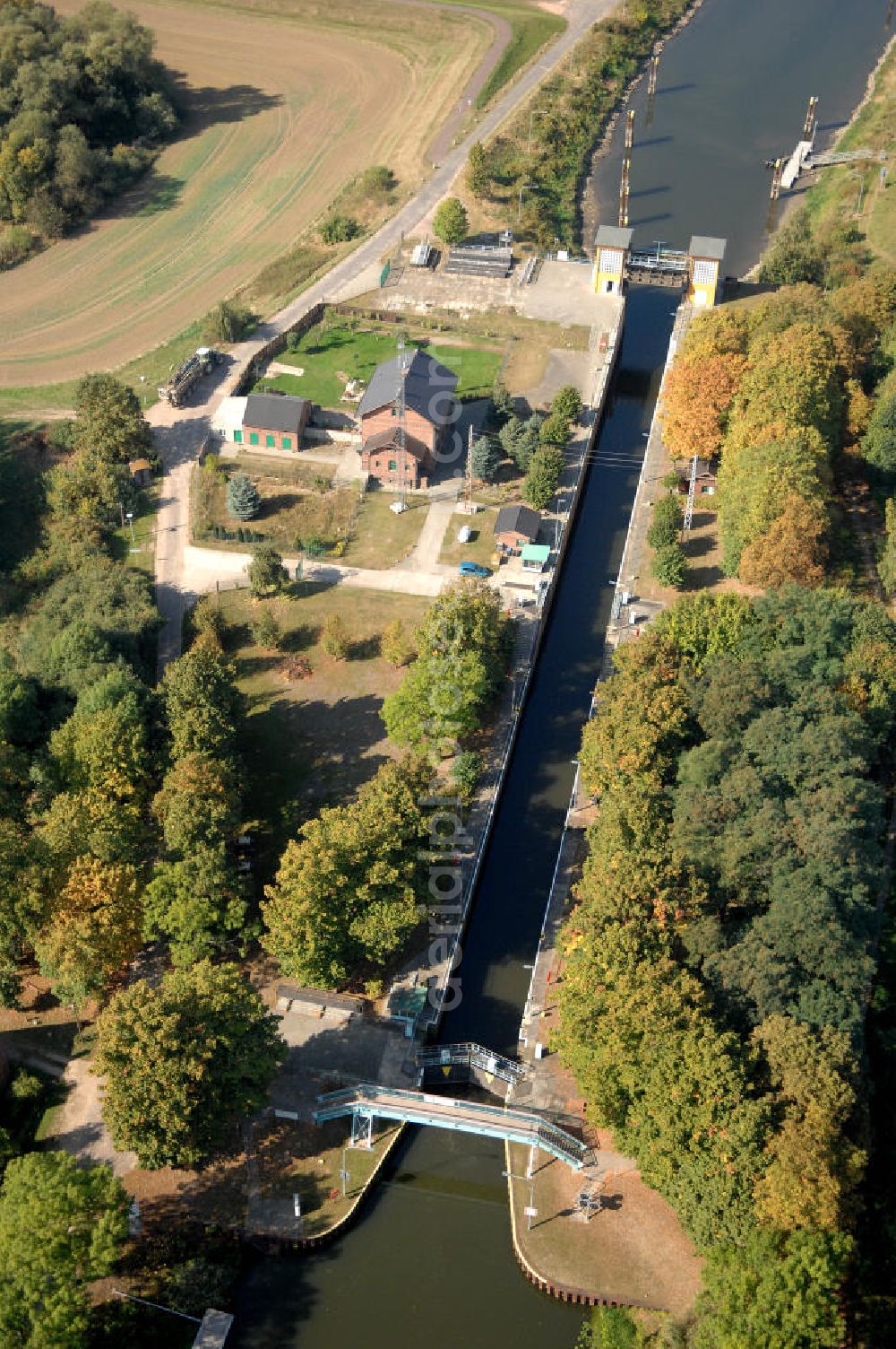 Aerial photograph Parey - Blick auf die Schleuse Parey im Pareyer Verbindungskanal PVK zwischen der Elbe und dem Elbe-Havel-Kanal. Sie überführt den PVKl bei km 0,850. Ein Projekt des WSV: Wasserstraßen-Neubauamt Magdeburg, 39106 Magdeburg, Tel. +49(0)391 535-0, email: wna-magdeburg@wsv.bund.de