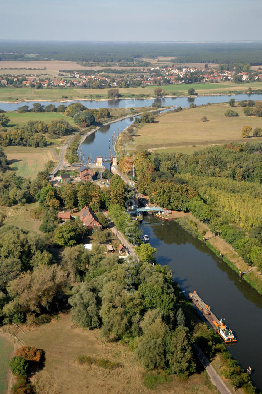 Parey from above - Blick auf die Schleuse Parey im Pareyer Verbindungskanal PVK zwischen der Elbe und dem Elbe-Havel-Kanal. Sie überführt den PVKl bei km 0,850. Ein Projekt des WSV: Wasserstraßen-Neubauamt Magdeburg, 39106 Magdeburg, Tel. +49(0)391 535-0, email: wna-magdeburg@wsv.bund.de