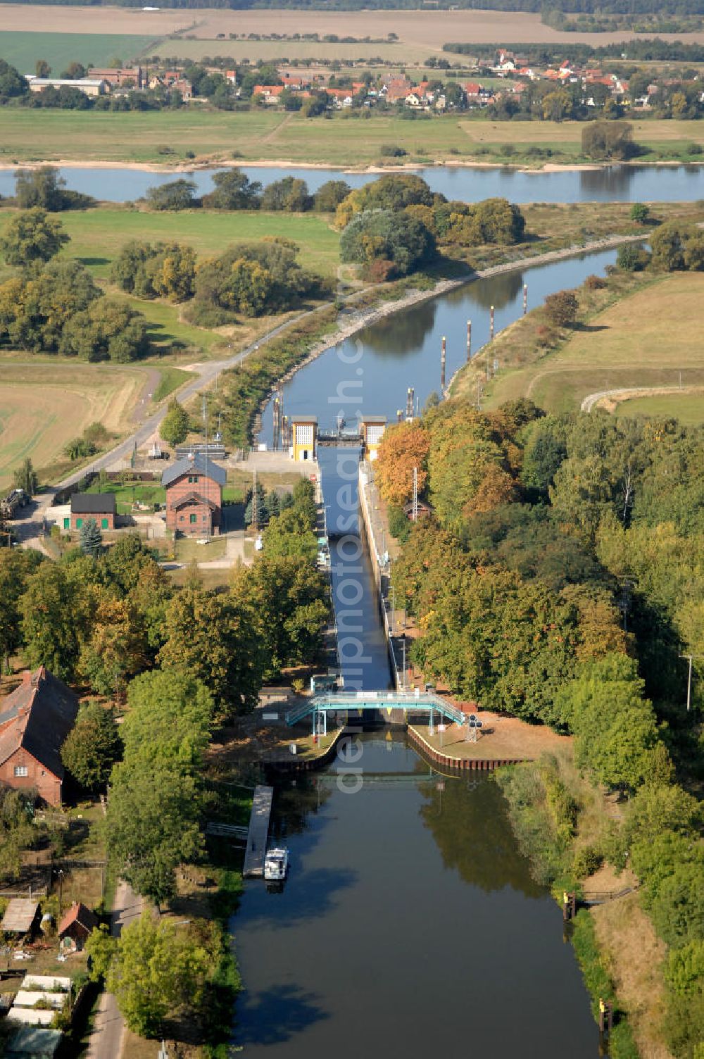 Parey from the bird's eye view: Blick auf die Schleuse Parey im Pareyer Verbindungskanal PVK zwischen der Elbe und dem Elbe-Havel-Kanal. Sie überführt den PVKl bei km 0,850. Ein Projekt des WSV: Wasserstraßen-Neubauamt Magdeburg, 39106 Magdeburg, Tel. +49(0)391 535-0, email: wna-magdeburg@wsv.bund.de