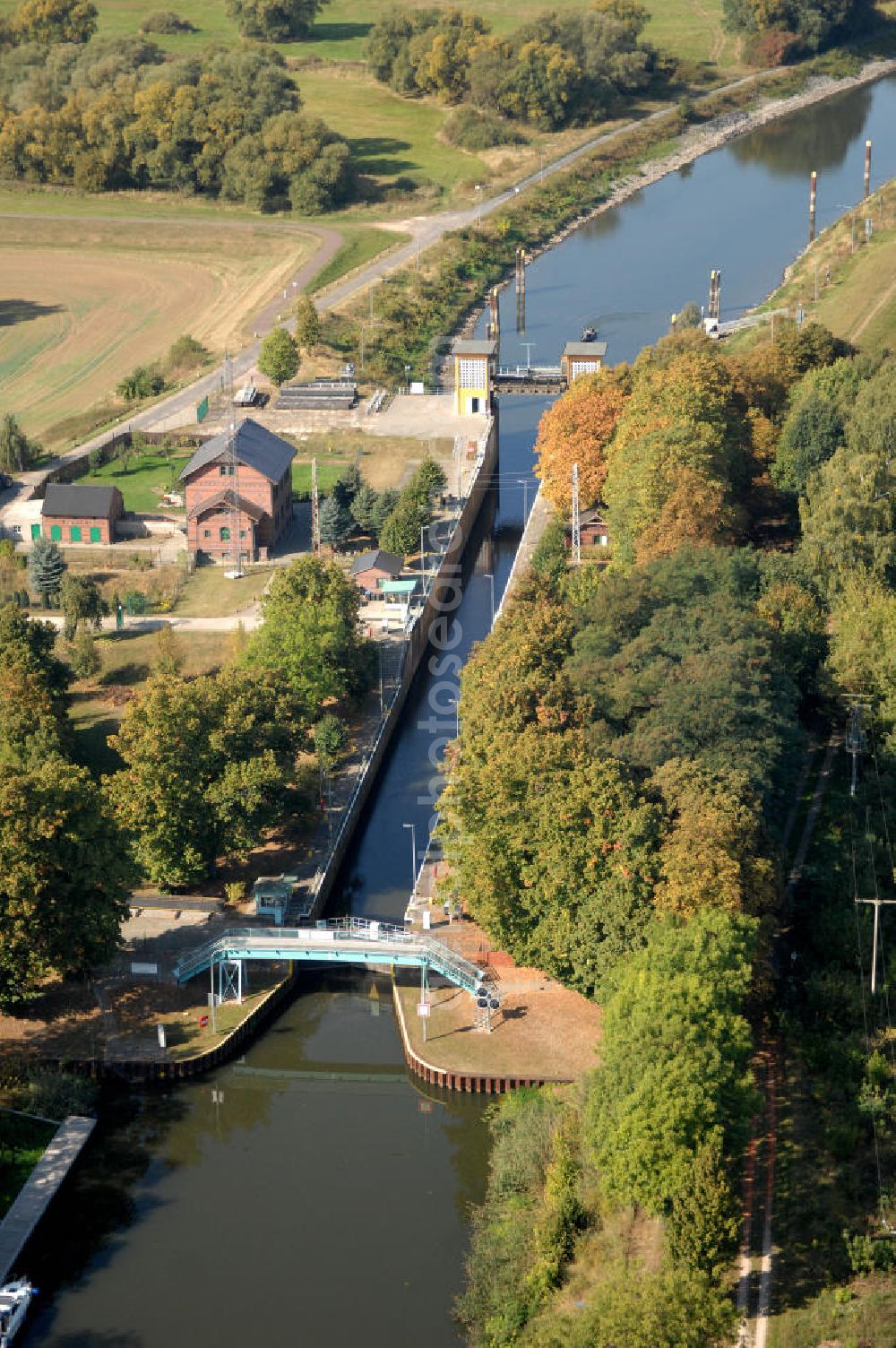 Aerial image Parey - Blick auf die Schleuse Parey im Pareyer Verbindungskanal PVK zwischen der Elbe und dem Elbe-Havel-Kanal. Sie überführt den PVKl bei km 0,850. Ein Projekt des WSV: Wasserstraßen-Neubauamt Magdeburg, 39106 Magdeburg, Tel. +49(0)391 535-0, email: wna-magdeburg@wsv.bund.de