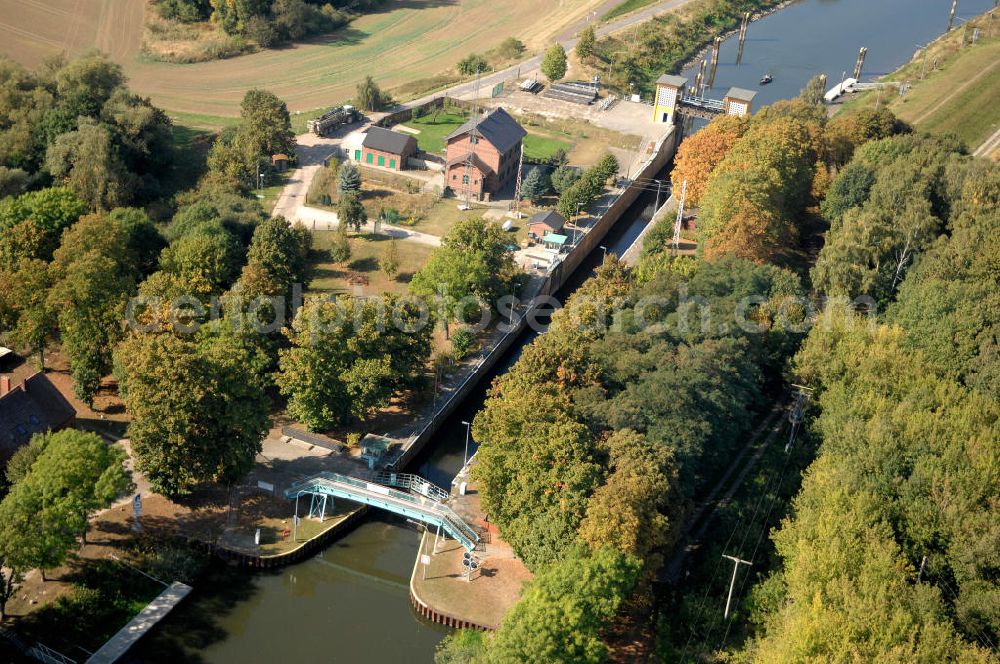 Aerial photograph Parey - Blick auf die Schleuse Parey im Pareyer Verbindungskanal PVK zwischen der Elbe und dem Elbe-Havel-Kanal. Sie überführt den PVKl bei km 0,850. Ein Projekt des WSV: Wasserstraßen-Neubauamt Magdeburg, 39106 Magdeburg, Tel. +49(0)391 535-0, email: wna-magdeburg@wsv.bund.de