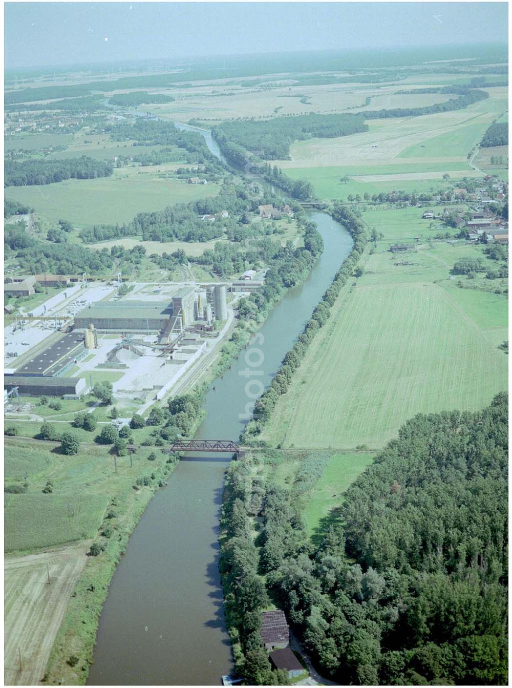 Zerben from the bird's eye view: 30.07.2004, Blick auf den Elbe-Havelkanal in Zerben