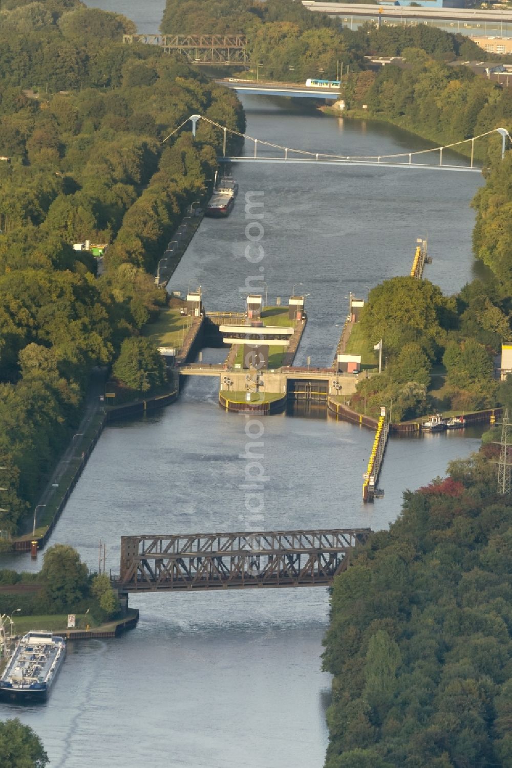 Essen from above - Sluice on the canal Rhine-Herne-Kanal with Gelsenkirchen in the Ruhr area in North Rhine-Westphalia