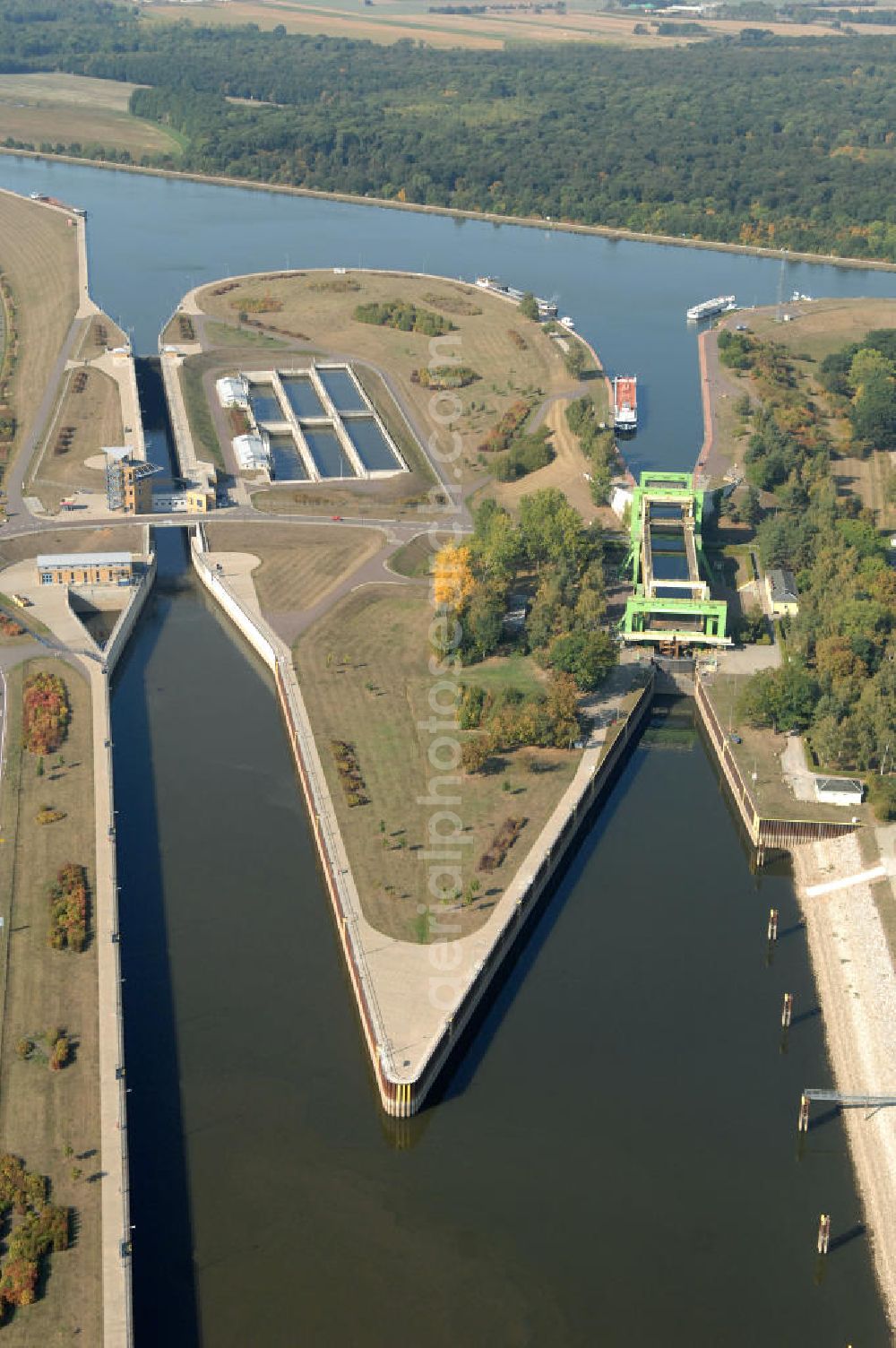 Rothensee from above - Die Sparschleuse Rothensee gehört zum Wasserstraßenkreuz Magdeburg, dass als Bestandteil der Verkehrsprojekte Deutsche Einheit Nr. 17 den Ausbau der Wasserstraßenverbindung Hannover- Magdeburg-Berlin beinhaltet. Die Schleuse Rothensee verbindet den Mittellandkanal mit den Magdeburger Häfen und der Elbe. Ein Projekt des WSV: Wasserstraßen-Neubauamt Magdeburg, 39106 Magdeburg, Tel. +49(0)391 535-0, email: wna-magdeburg@wsv.bund.de