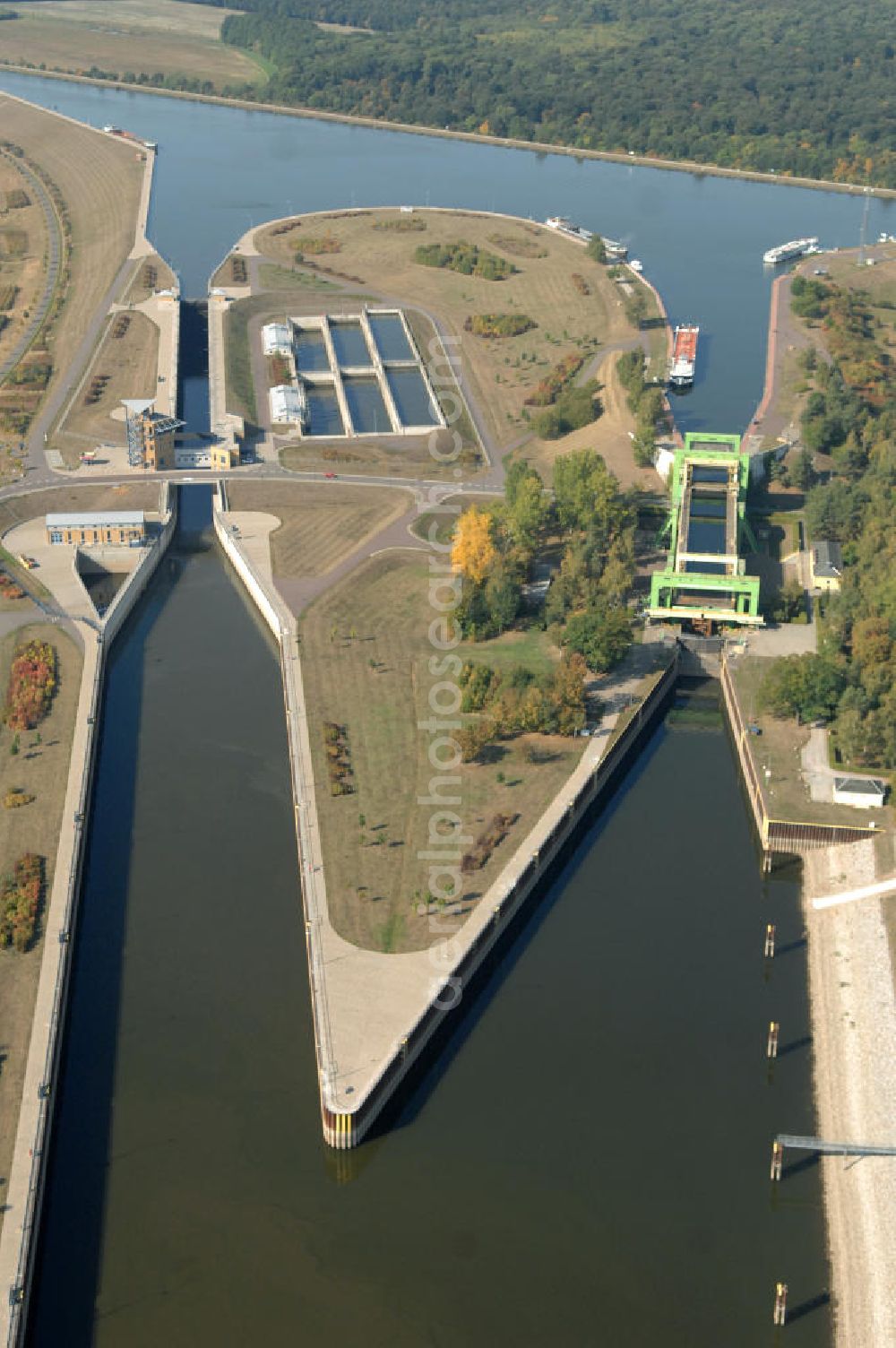 Rothensee from the bird's eye view: Die Sparschleuse Rothensee gehört zum Wasserstraßenkreuz Magdeburg, dass als Bestandteil der Verkehrsprojekte Deutsche Einheit Nr. 17 den Ausbau der Wasserstraßenverbindung Hannover- Magdeburg-Berlin beinhaltet. Die Schleuse Rothensee verbindet den Mittellandkanal mit den Magdeburger Häfen und der Elbe. Ein Projekt des WSV: Wasserstraßen-Neubauamt Magdeburg, 39106 Magdeburg, Tel. +49(0)391 535-0, email: wna-magdeburg@wsv.bund.de