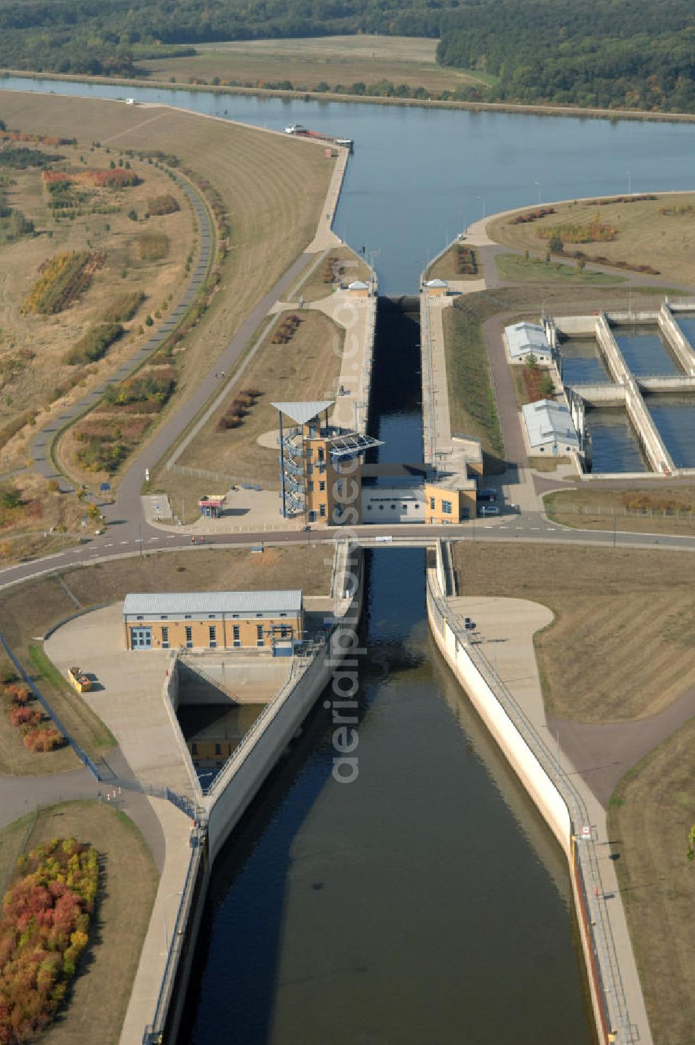 Rothensee from the bird's eye view: Die Sparschleuse Rothensee gehört zum Wasserstraßenkreuz Magdeburg, dass als Bestandteil der Verkehrsprojekte Deutsche Einheit Nr. 17 den Ausbau der Wasserstraßenverbindung Hannover- Magdeburg-Berlin beinhaltet. Die Schleuse Rothensee verbindet den Mittellandkanal mit den Magdeburger Häfen und der Elbe. Ein Projekt des WSV: Wasserstraßen-Neubauamt Magdeburg, 39106 Magdeburg, Tel. +49(0)391 535-0, email: wna-magdeburg@wsv.bund.de