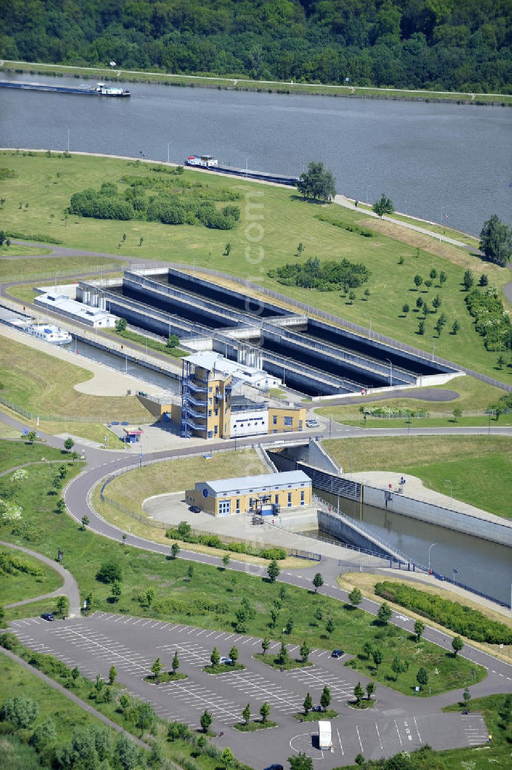 Aerial image Rothensee - Blick die Schleusen bei Rothensee am Elbe-Havel-Kanal / Mittellandkanal. View of the locks at Rothensee Elbe-Havel Canal / Mittelland Canal.