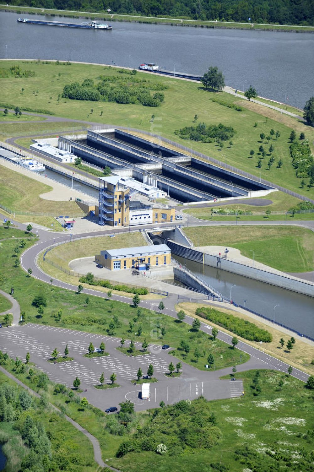 Aerial photograph Rothensee - Blick die Schleusen bei Rothensee am Elbe-Havel-Kanal / Mittellandkanal. View of the locks at Rothensee Elbe-Havel Canal / Mittelland Canal.