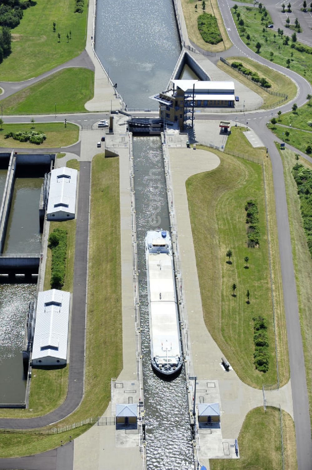 Aerial image Rothensee - Blick die Schleusen bei Rothensee am Elbe-Havel-Kanal / Mittellandkanal. View of the locks at Rothensee Elbe-Havel Canal / Mittelland Canal.