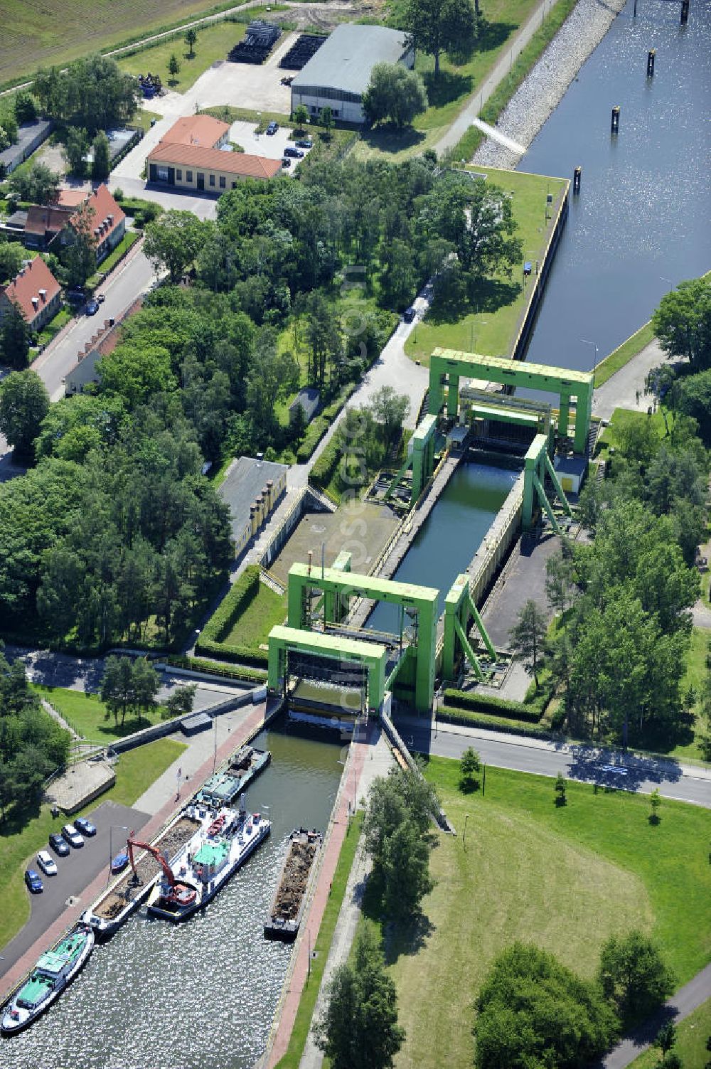 Aerial photograph Rothensee - Blick die Schleusen bei Rothensee am Elbe-Havel-Kanal / Mittellandkanal. View of the locks at Rothensee Elbe-Havel Canal / Mittelland Canal.