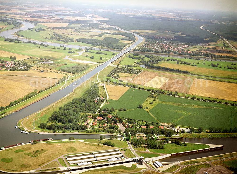 Magdeburg from the bird's eye view: 30.7.2004, Schleuse Rothensee am Wasserstrassenkreuz Magdeburg