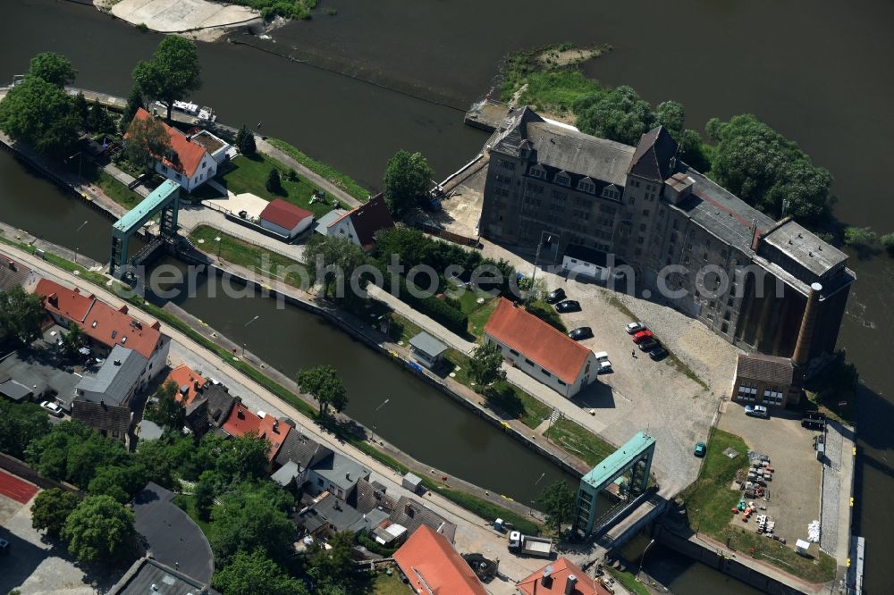 Bernburg (Saale) from the bird's eye view: Sluice with bridge at the riverside of the Saale in Bernburg (Saale) in the state Saxony-Anhalt