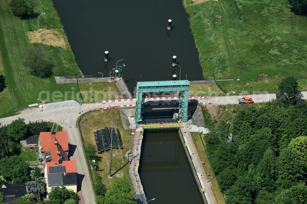 Aerial photograph Calbe (Saale) - Sluice with bridge at the riverside of the Saale in Calbe (Saale) in the state Saxony-Anhalt