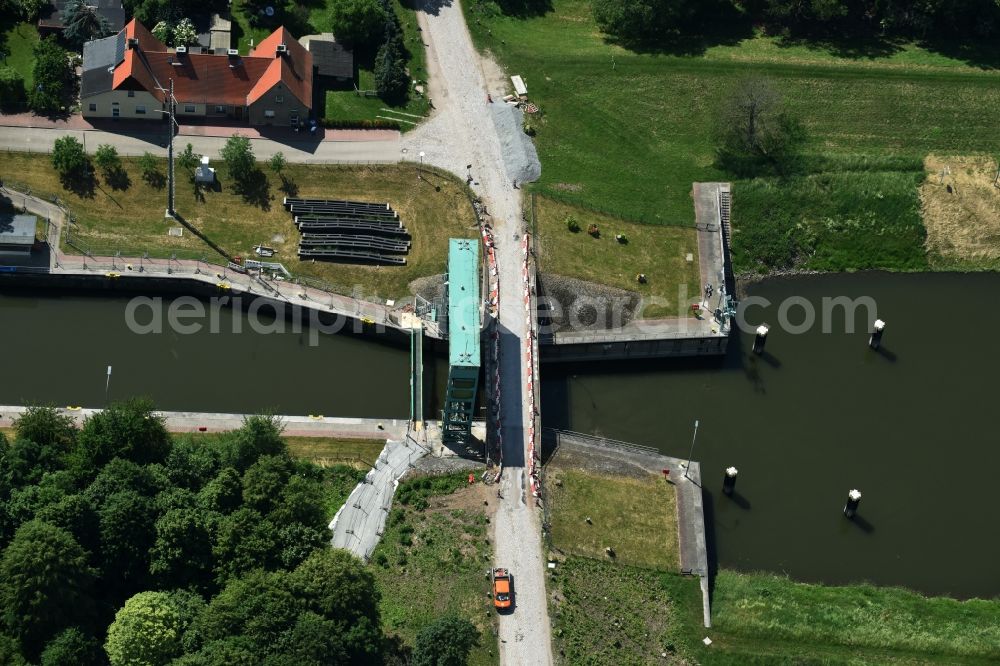 Calbe (Saale) from the bird's eye view: Sluice with bridge at the riverside of the Saale in Calbe (Saale) in the state Saxony-Anhalt