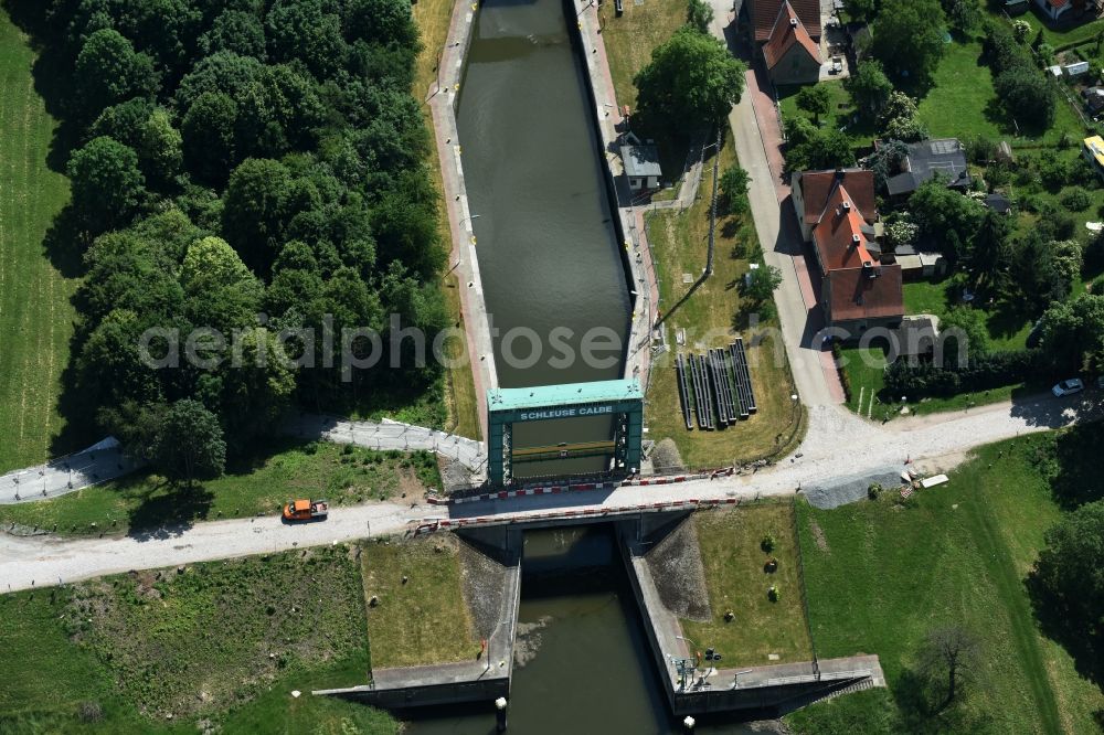 Aerial photograph Calbe (Saale) - Sluice with bridge at the riverside of the Saale in Calbe (Saale) in the state Saxony-Anhalt