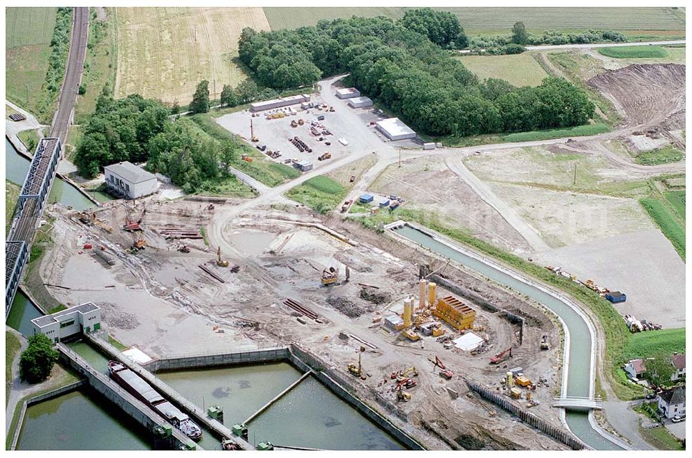 Wolfsburg - Sülfeld from above - 28.06.2004, Schleuse Sülfeld Süd, Die Anlage in Sülfeld ist eine Doppelschleuse und ist als Sparschleuse ausgebildet, bei der ca. 60 % des Schleusungswassers in 6 offene Becken je Kammer auf 3 Höhenstufen geleitet wird. Die alte Schleusenanlage wurde 2002 abgerissen und die Schleusenkammer Sülfeld Süd wird 2007 in Betrieb gehen. Wasser- und Schifffahrtsdirektion Mitte, Am Waterlooplatz 5, 30169 Hannover, Telefon: 0511 / 9115 - 0, Telefax: 0511 / 9115 - 3400