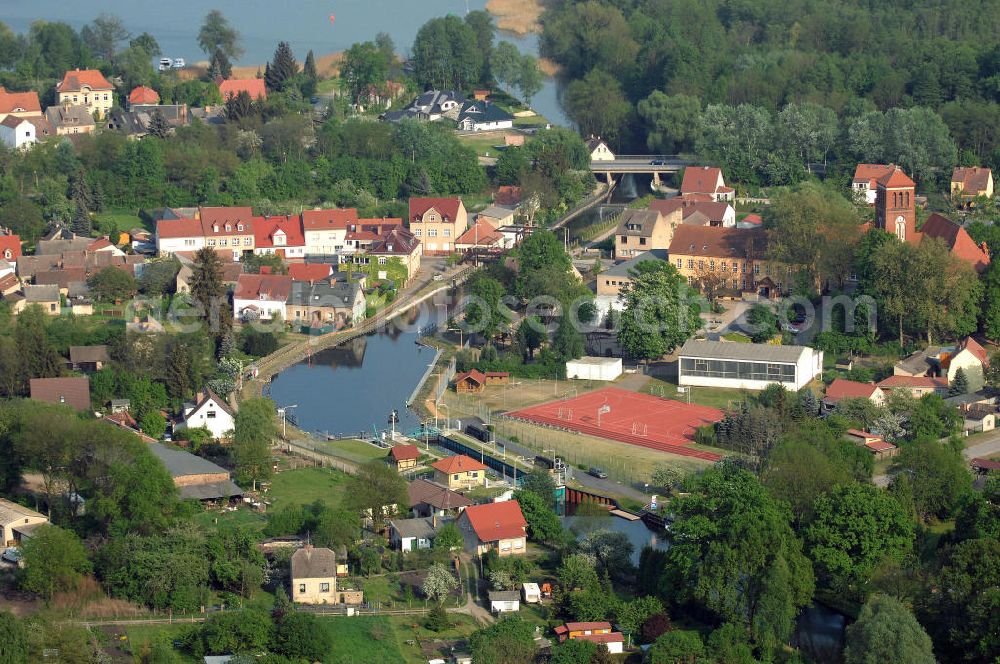 Aerial image Storkow - Die Schleuse des Storkower Kanals gibt Wassertouristen, die von Berlin kommen, die Möglichkeit, zum Storkower See und anschließend zum Scharmützelsee zu gelangen. Sie ist Teil der knapp 34 km langen Bundeswasserstraße Storkower Gewässer.