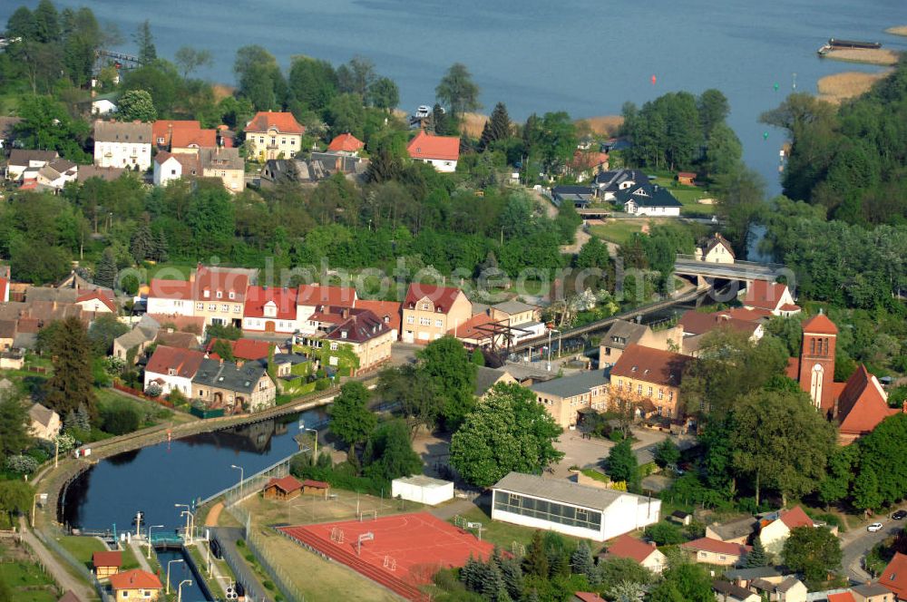 Aerial photograph Storkow - Die Schleuse des Storkower Kanals gibt Wassertouristen, die von Berlin kommen, die Möglichkeit, zum Storkower See und anschließend zum Scharmützelsee zu gelangen. Sie ist Teil der knapp 34 km langen Bundeswasserstraße Storkower Gewässer.