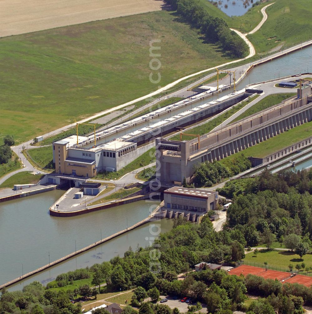 Aerial photograph Uelzen - Blick auf die Schleuse Uelzen I + II des Elbe-Seitenkanals, der den Mittellandkanal mit der Elbe verbindet. Die Schleuse überwindet einen Höhenunterschied von 23 Metern und ist 190 m lang und 12,50 Meter breit. Somit können hier Schiffe und Schiffsverbände bis zu einer Länge von 185 m passieren. View of the lock Uelzen I + II of the Elbe side canal that connects the Mittelland Canal with the Elbe. The lock hurdles a height difference of 23 meters and is 190 meters long and 12.50 meters wide. Ships and convoys with a lenght up to 185 meters can pass here.