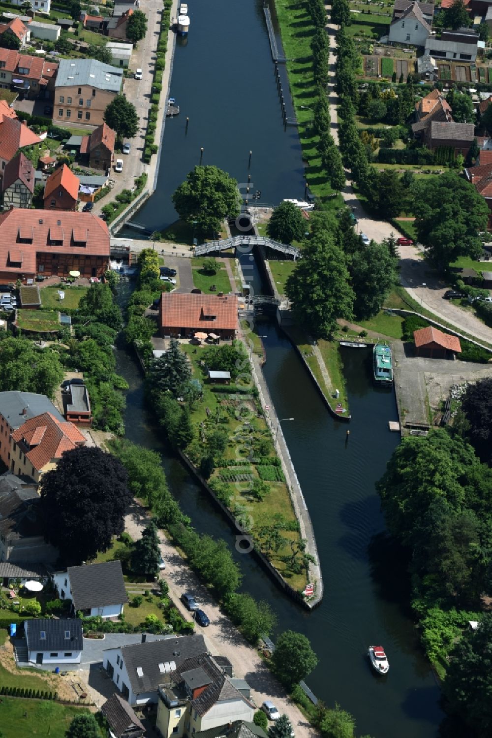 Plau am See from the bird's eye view: Schleuse mit Wehr at the river Elde in Plau am See in the state Mecklenburg - Western Pomerania