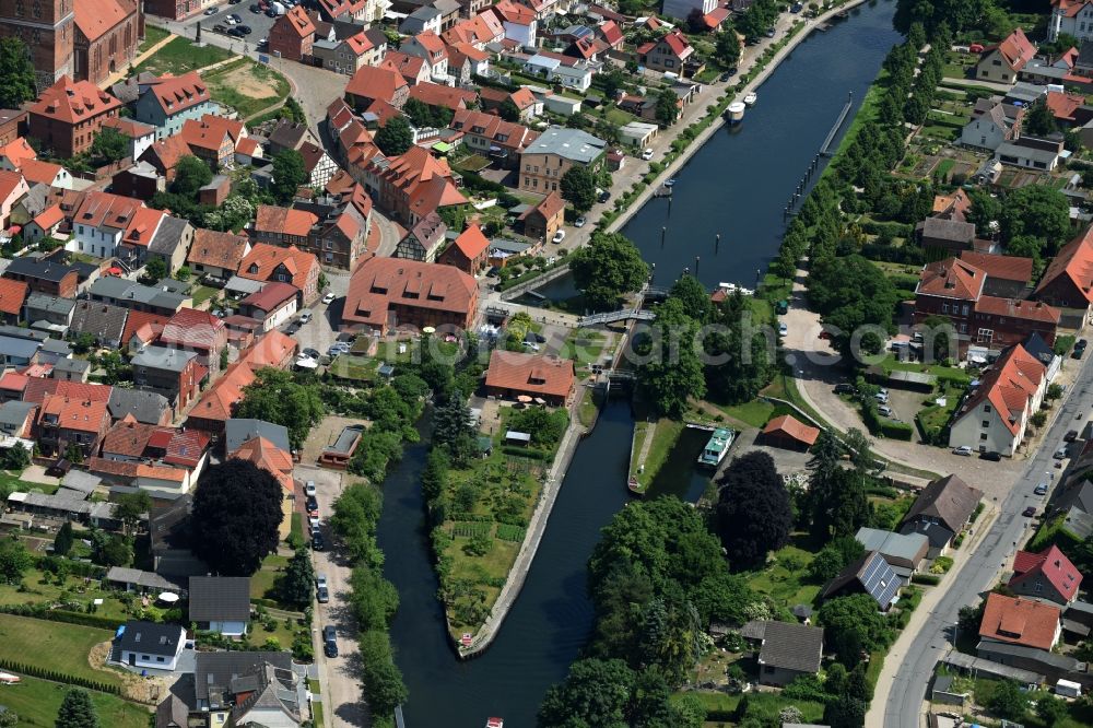 Aerial photograph Plau am See - Schleuse mit Wehr at the river Elde in Plau am See in the state Mecklenburg - Western Pomerania