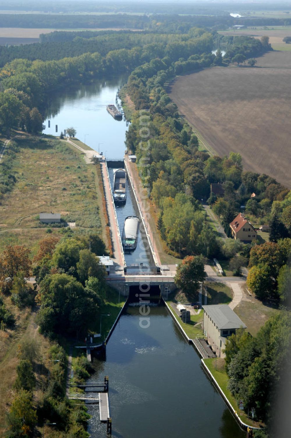 Zerben from the bird's eye view: Blick auf die Schleuse Zerben. Hier befinden sich zwei Schiffe / Lastkahn in der Schleuse. Neben der einen Schleuse ist eine 2. Schleuse geplant. Ein Projekt des WSV: Wasserstraßen-Neubauamt Magdeburg, 39106 Magdeburg, Tel. +49(0)391 535-0, email: wna-magdeburg@wsv.bund.de