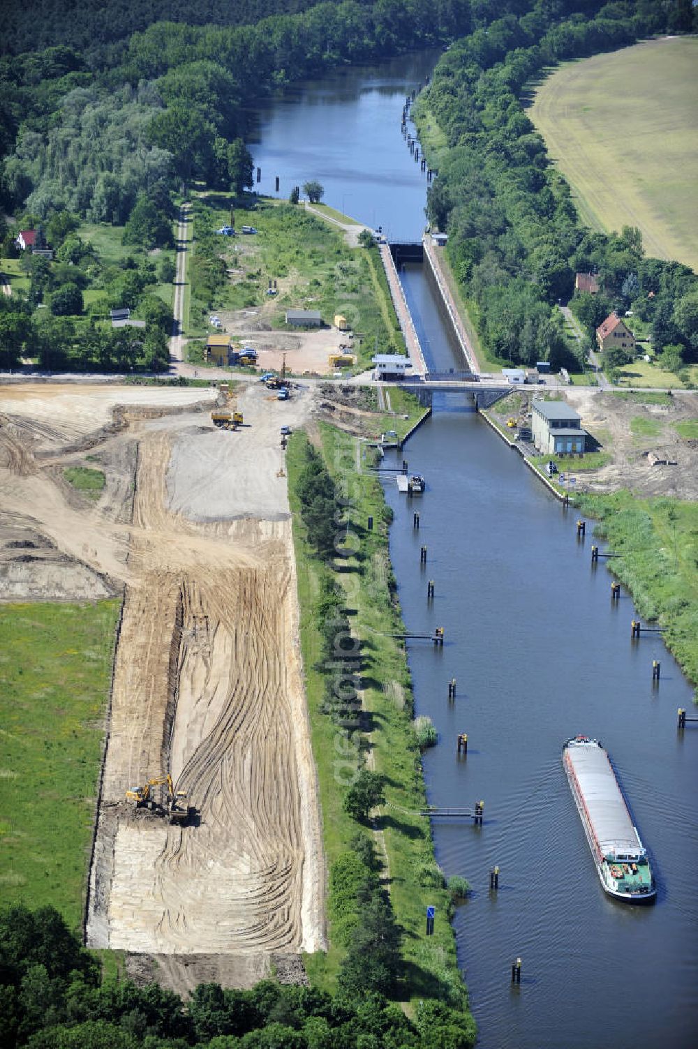 Aerial photograph Zerben - Blick auf die Schleuse Zerben mit Baustelle am Elbe-Havel-Kanal. Neben der einen Schleuse ist eine 2. Schleuse geplant. Ein Projekt des WSV: Wasserstraßen-Neubauamt Magdeburg, 39106 Magdeburg, Tel. +49(0)391 535-0, email: wna-magdeburg@wsv.bund.de Lock / sluice Zerben at the Elbe-Havel-Canal.