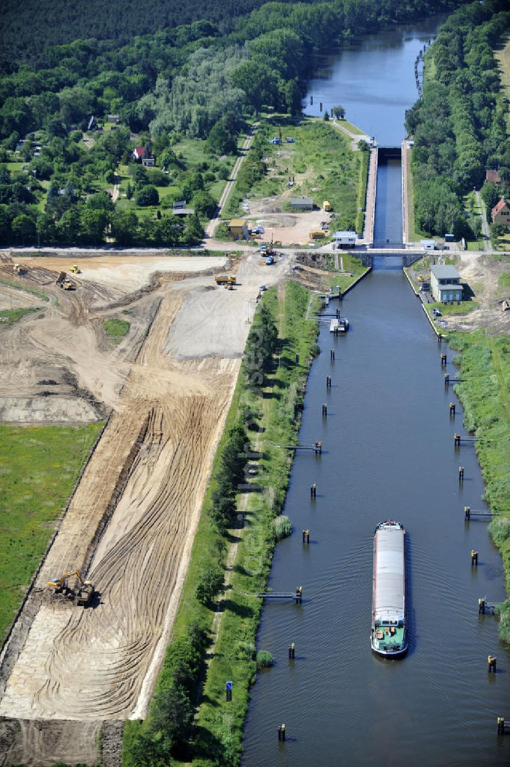 Zerben from above - Blick auf die Schleuse Zerben mit Baustelle am Elbe-Havel-Kanal. Neben der einen Schleuse ist eine 2. Schleuse geplant. Ein Projekt des WSV: Wasserstraßen-Neubauamt Magdeburg, 39106 Magdeburg, Tel. +49(0)391 535-0, email: wna-magdeburg@wsv.bund.de Lock / sluice Zerben at the Elbe-Havel-Canal.