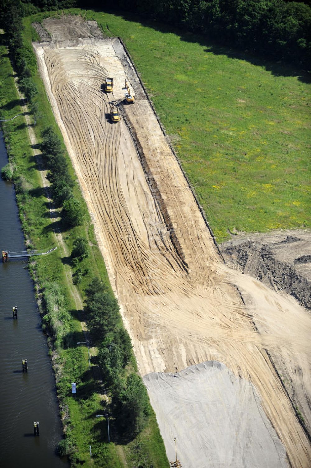 Aerial image Zerben - Blick auf die Schleuse Zerben mit Baustelle am Elbe-Havel-Kanal. Neben der einen Schleuse ist eine 2. Schleuse geplant. Ein Projekt des WSV: Wasserstraßen-Neubauamt Magdeburg, 39106 Magdeburg, Tel. +49(0)391 535-0, email: wna-magdeburg@wsv.bund.de Lock / sluice Zerben at the Elbe-Havel-Canal.