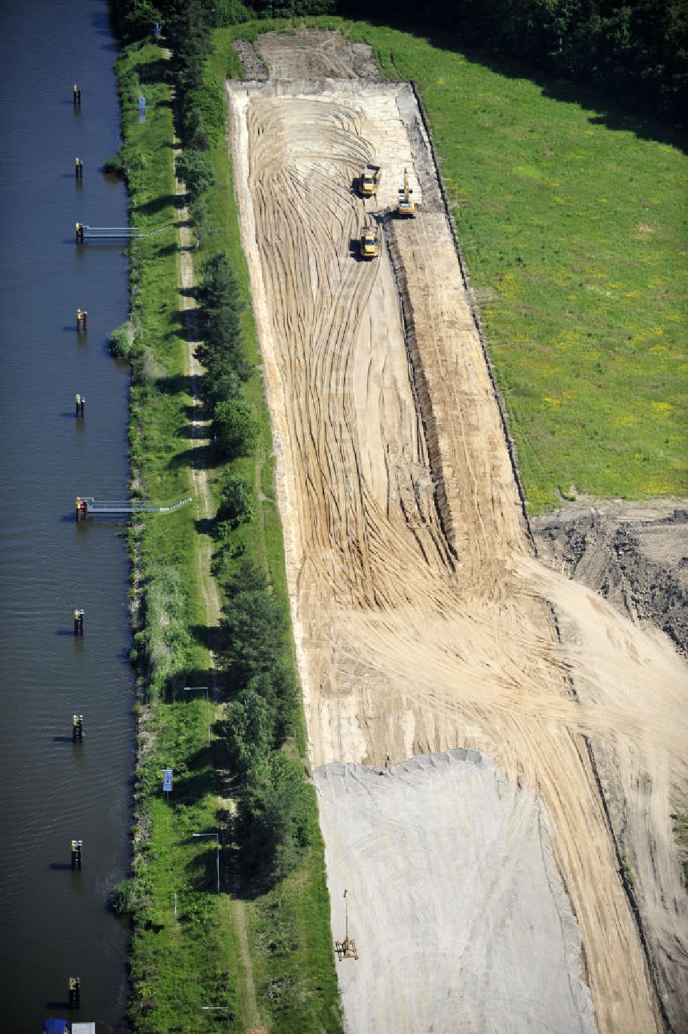 Aerial photograph Zerben - Blick auf die Schleuse Zerben mit Baustelle am Elbe-Havel-Kanal. Neben der einen Schleuse ist eine 2. Schleuse geplant. Ein Projekt des WSV: Wasserstraßen-Neubauamt Magdeburg, 39106 Magdeburg, Tel. +49(0)391 535-0, email: wna-magdeburg@wsv.bund.de Lock / sluice Zerben at the Elbe-Havel-Canal.